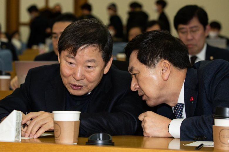 친윤석열계 핵심인 이철규 국민의힘 의원(왼쪽)과 국민의힘 당권주자인 김기현 의원이 지난해 12월21일 서울 여의도 국회 의원회관에서 열린 국민의힘 공부모임 국민공감 두 번째 모임에서 대화를 나누고 있다. /사진=뉴스1