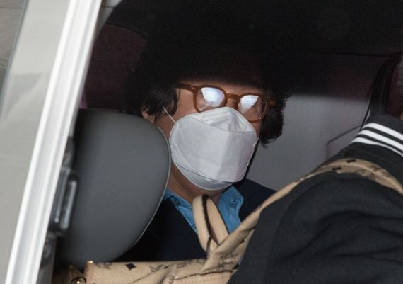 지난달 17일 인천국제공항 제1터미널에서 수원지검으로 이송되고 있는 김성태 쌍방울그룹 전 회장의 모습. 사진=박범준 기자