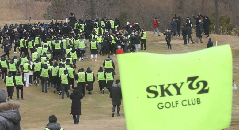 1월17일 오전 인천 중구 스카이72 바다코스에서 인천지방법원 관계자들이 골프장 운영권 반환 강제집행을 시도하자 스카이72 시설 임차인 및 스카이72 입찰탈락 의혹을 제기하는 보수단체 회원들이 막아서고 있다. 2023.1.17/뉴스1 ⓒ News1 임세영 기자 /사진=뉴스1