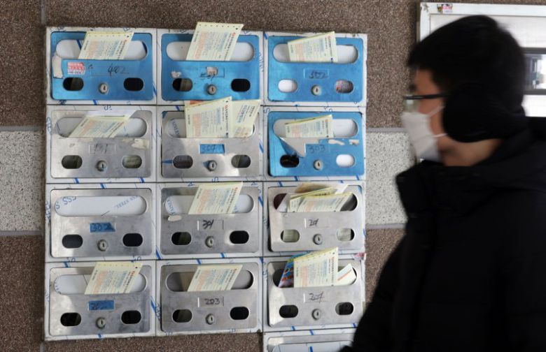 7일 서울 시내의 한 빌라 우편함에 1월 전기요금 청구서가 꽂혀있다. 연합뉴스