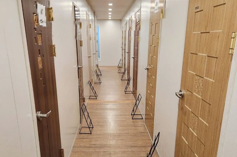 [제주=뉴시스] 지난 3일 제주도 자치경찰단에 청소년보호법상 청소년 출입제한 위반 혐의로 적발된 제주시 소재 A업소(룸카페) 내부 복도. 방 마다 문이 닫혀 내부를 확인할 수 없다. (사진=제주도 자치경찰단 제공) 2023.02.07. photo@newsis.com *재판매 및 DB 금지 /사진=뉴시스