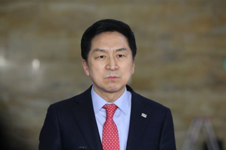 김기현 국민의힘 당대표 후보가 지난 8일 오후 서울 여의도 국회에서 제403회 국회(임시회) 4차 본회의 참석에 앞서 기자 질문에 답하고 있다. 사진=뉴시스