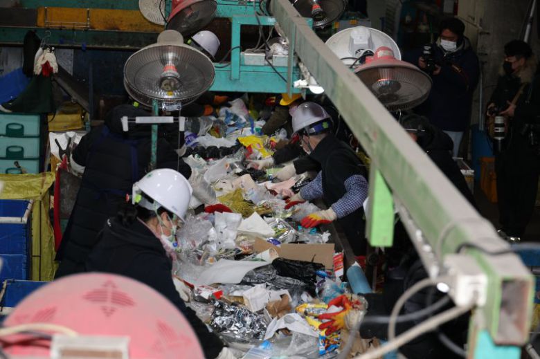 [자료사진] 재활용 쓰레기 분리 작업 /사진=연합뉴스