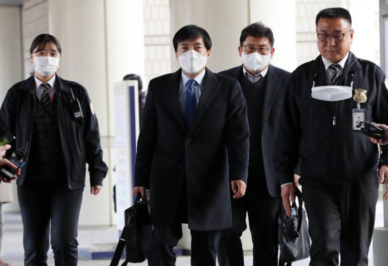 [서울=뉴시스] 최진석 기자 = 김학의 전 법무부 차관의 불법 출국금지 의혹 수사를 무마하기 위해 외압을 행사한 혐의로 기소된 이성윤 법무연수원 연구위원(전 서울고검장)이 15일 서울 서초구 서울중앙지법에서 열린 직권남용 권리행사 방해(직권남용) 관련 1심 선고공판에 출석하고 있다. (공동취재사진) 2023.02.15. photo@newsis.com /사진=뉴시스