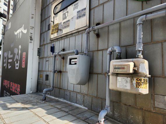 서울 종로구 인근 먹자골목의 가스계량기/사진=김동규 기자