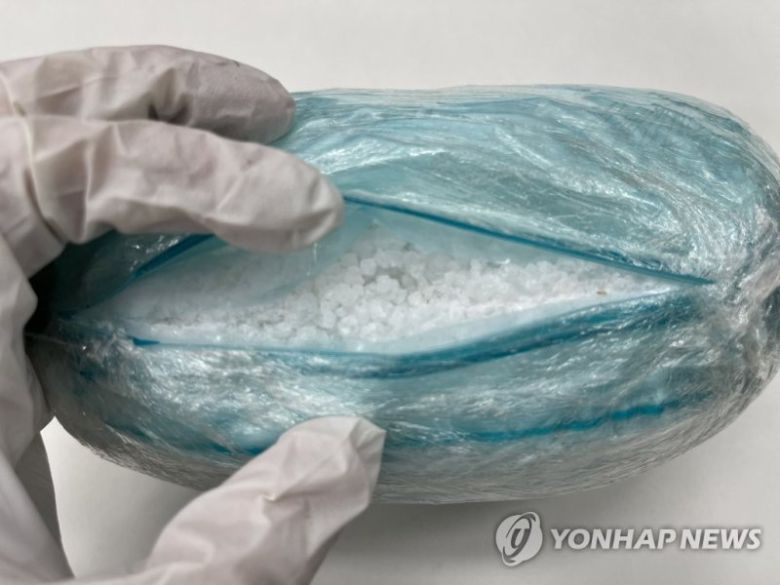 서울중앙지검 강력부가 약 20만 명이 투약 가능한 케타민을 대량으로 국내에 밀수한 총책 겸 자금책 역할을 한 A씨를 비롯한 밀수 조직 7명을 특정범죄가중처벌법 위반(향정) 및 범죄단체 조직 등 혐의로 구속기소 했다고 18일 밝혔다. 사진은 적발된 케타민. /연합뉴스