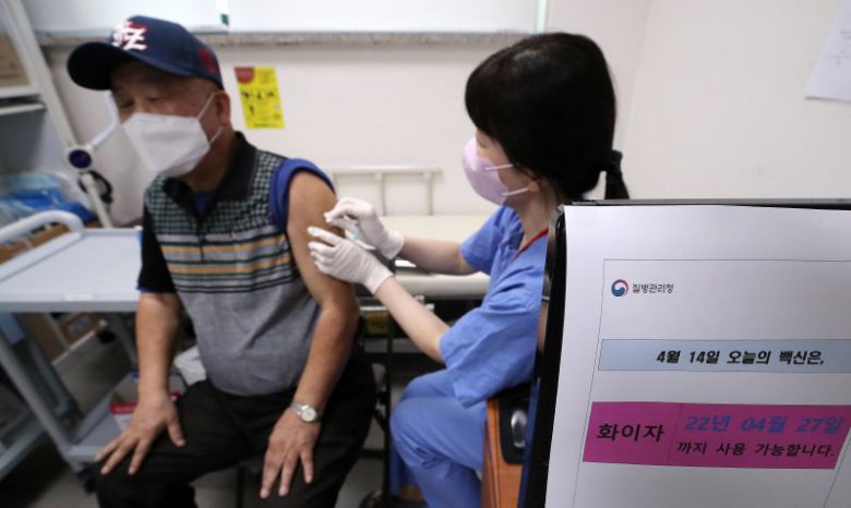 서울 은평구 청구성심병원에서 한 시민이 코로나19 백신 접종을 하고 있다. 뉴스1 제공.