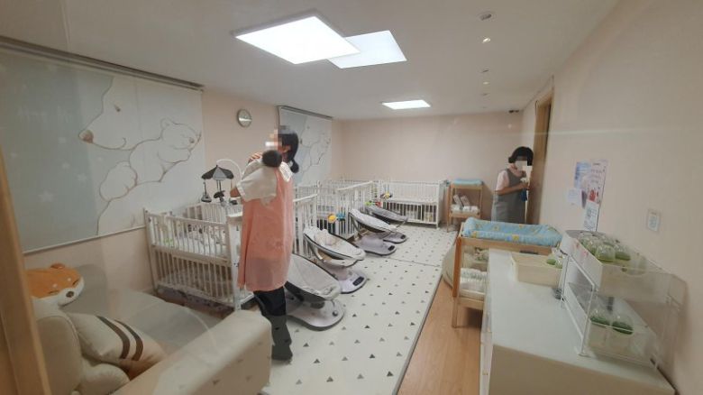 지난 20일 서울 관악구 주사랑공동체 교회 위기영아보호상담지원센터(베이비박스) 보호소에서 자원봉사자가 아기를 안고 있다. 사진=노유정 기자