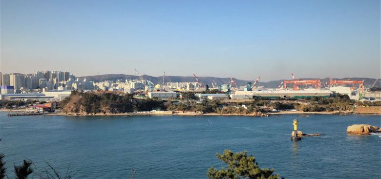 울산 대왕암공원에서 바라본 울산 동구 시가지. 오른쪽에 현대중공업 골리앗 크레인이 보인다. /사진=fnDB