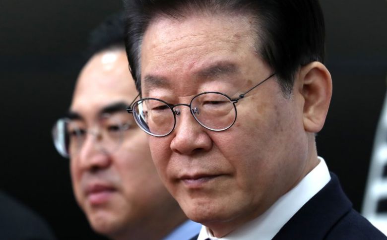 이재명 더불어민주당 대표가 24일 오전 국회에서 열린 을지로위원회 상생 꽃 달기 행사에 참여해 있다. 뉴시스