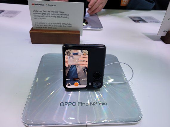 27일(현지시간) 스페인 바르셀로나에서 열린 세계 최대 이동통신 전시회 모바일월드콩그레스(MWC 2023)에 전시된 오포 파인드N2플립. 사진=김준혁 기자