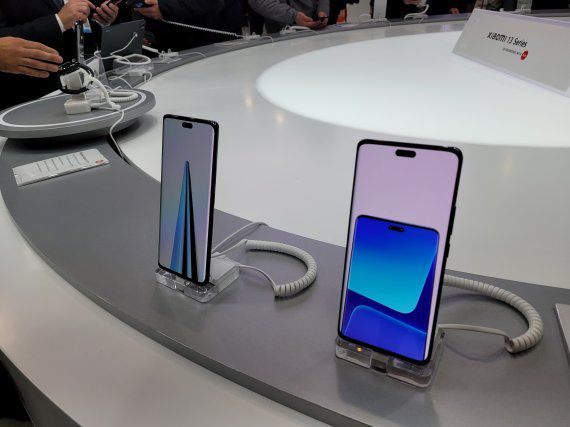 27일(현지시간) 스페인 바르셀로나에서 열린 세계 최대 이동통신 전시회 모바일월드콩그레스(MWC 2023)에 전시된 샤오미13 시리즈. 사진=김준혁 기자