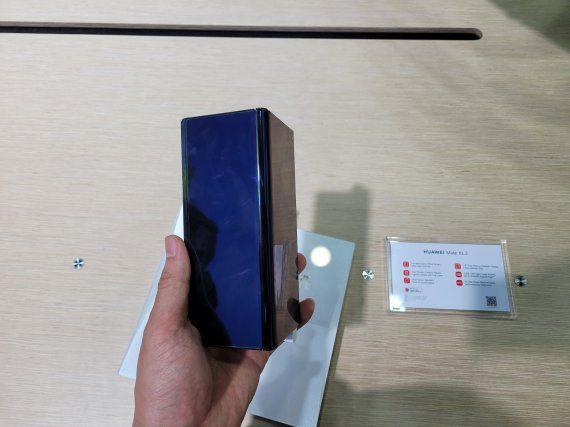 27일(현지시간) 스페인 바르셀로나에서 열린 세계 최대 이동통신 전시회 모바일월드콩그레스(MWC 2023)에 전시된 화웨이 메이트Xs2. 사진=김준혁 기자