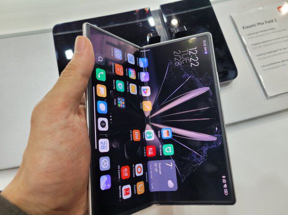 27일(현지시간) 스페인 바르셀로나에서 열린 세계 최대 이동통신 전시회 모바일월드콩그레스(MWC 2023)에 전시된 샤오미 믹스 폴드2. 사진=김준혁 기자