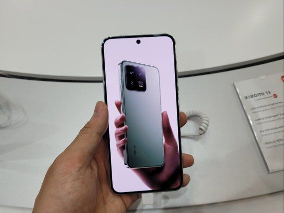 27일(현지시간) 스페인 바르셀로나에서 열린 세계 최대 이동통신 전시회 모바일월드콩그레스(MWC 2023)에 전시된 샤오미13 시리즈. 사진=김준혁 기자