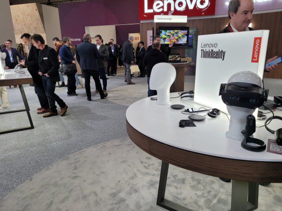 27일(현지시간) 스페인 바르셀로나에서 열린 세계 최대 이동통신 전시회 모바일월드콩그레스(MWC 2023)에 전시된 레노버 AR글래스. 사진=김준혁 기자