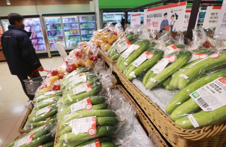 물가 내렸지만 채소류 가격은 7.4% 상승 (서울=연합뉴스) 진연수 기자 = 지난달 물가 상승률이 전월보다 낮아지며 10개월 만에 4%대로 둔화했다. 6일 통계청이 발표한 '2023년 2월 소비자물가동향'에 따르면 지난달 소비자물가지수는 110.38(2020년=100)로 작년 같은 달보다 4.8% 올랐다. 물가 상승률이 4%대를 기록한 것은 작년 4월(4.8%) 이후 10개월 만이다. 품목별로 보면 석유류가 1.1%로 축산물이 2.0% 하락했고, 농산물이 1.3% 올랐고 이 중 채소류가 7.4% 상승했다. 사진은 이날 서울 한 대형마트에서 장을 보는 시민. 2023.3.6 jin90@yna.co.kr (끝)