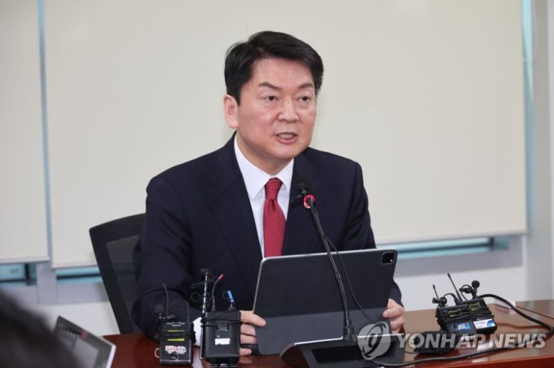 안철수 후보, 긴급기자회견 (서울=연합뉴스) 백승렬 기자 = 국민의힘 당대표 후보인 안철수 의원이 6일 국회 의원회관에서 대통령실의 전당대회 선거개입 관련 긴급기자회견을 하고 있다. 2023.3.6 srbaek@yna.co.kr (끝)