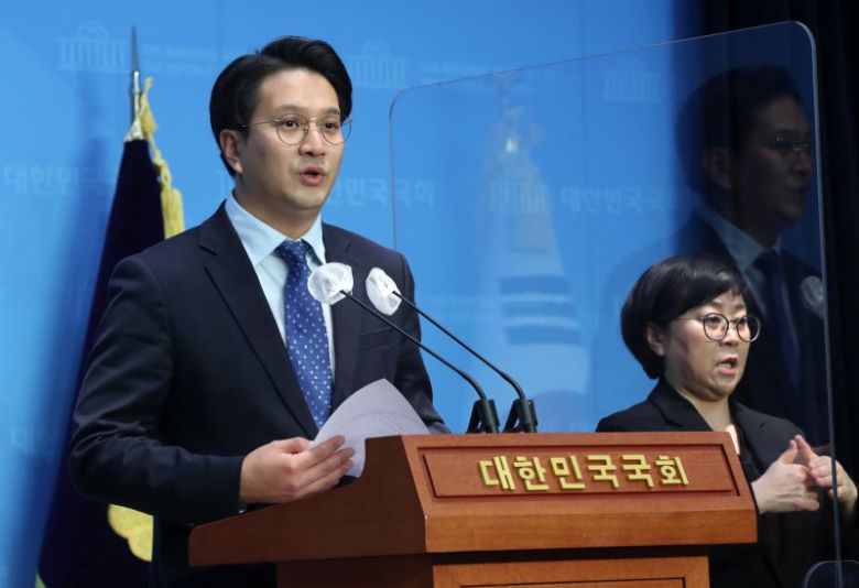 전용기 더불어민주당 의원이 7일 오후 서울 여의도 국회 소통관에서 박지현 전 더불어민주당 비상대책위원장 기자회견 관련 입장 표명 기자회견을 하고 있다. /사진=뉴시스