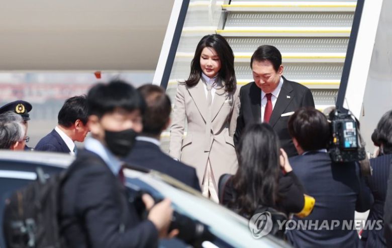 일본 도착한 윤석열 대통령 내외 (도쿄=연합뉴스) 임헌정 기자 = 1박2일 일정으로 일본을 방문한 윤석열 대통령과 김건희 여사가 16일 일본 도쿄 하네다공항에 도착, 공군1호기에서 내리고 있다. 2023.3.16 kane@yna.co.kr (끝)