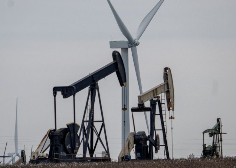 미국 SVB 붕괴 충격이 유럽 크레디트스위스(CS) 은행 유동성 위기를 부르고, 이 위기가 다시 미국에 부메랑이 돼 충격을 주면서 15일(현지시간) 미국 유가가 배럴당 70달러 밑으로 추락했다. 8일 텍사스주 댈러스 외곽의 유전지대에 석유시추기와 풍력발전기가 나란히 가동되고 있다. UPI연합