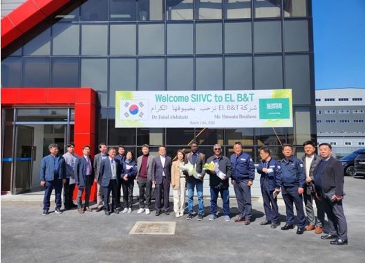 이엘비앤티 김영일 회장(오른쪽에서 5번째) 및 임직원이 SIIVC 파이잘 압둘라지즈 CEO 등 시찰단을 환영하고 있다.