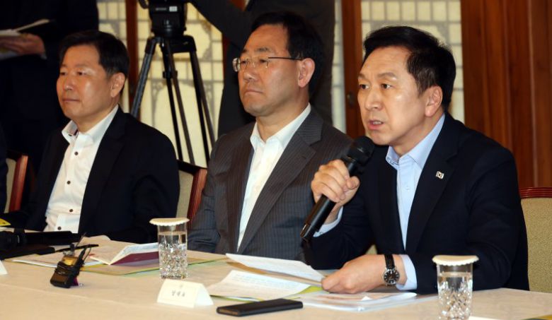 [서울=뉴시스] 배훈식 기자 = 김기현 국민의힘 대표가 19일 오후 서울 종로구 총리공관에서 열린 새 지도부 선출 뒤 대통령실, 정부와 상견례를 겸한 첫 고위당정협의회에 참석해 인사말을 하고 있다.(공동취재사진) 2023.03.19. photo@newsis.com /사진=뉴시스