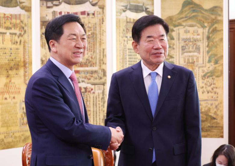 김기현 국힘 대표, 국회의장 예방. 김기현 국민의힘 대표가 20일 서울 여의도 국회 의장실을 방문해 여야간 쟁점법안인 양곡법 개정안을 비롯한 정국 현안 등을 논의하기에 앞서 김진표 국회의장(오른쪽)과 악수하고 있다. 사진=박범준 기자