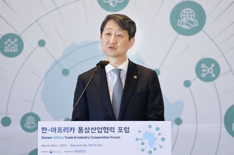 안덕근 산업통상자원부 통상교섭본부장이 20일 오전 서울 중구 더 플라자호텔 다이아몬드홀에서 열린 '한-아프리카 통상산업협력 포럼'에서 기조연설을 하고 있다. /뉴스1