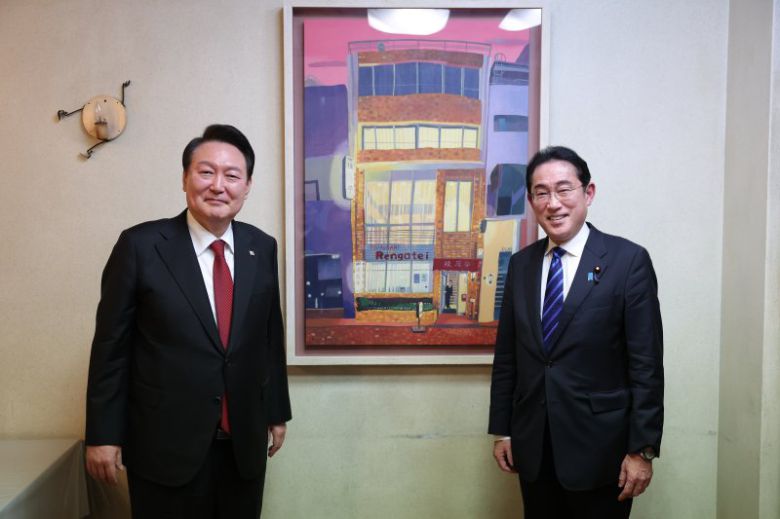 윤석열 대통령과 기시다 후미오 일본 총리가 지난 16일 오후 일본 도쿄 긴자의 오므라이스 노포에서 친교의 시간을 함께하며 기념사진을 찍고 있다. 연합뉴스