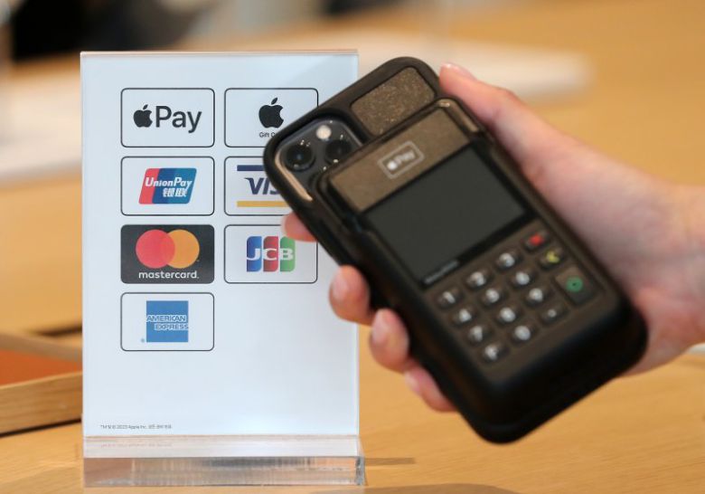 미국 애플사의 간편결제 서비스 '애플페이' 출시를 하루 앞둔 20일 오후 서울 시내 한 애플 스토어에 '애플페이' 결제가 가능하다는 안내문이 놓여 있다. 뉴스1