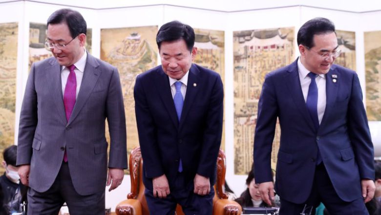 주호영 국민의힘 원내대표와 박홍근 더불어민주당 원내대표가 20일 오후 서울 여의도 국회에서 김진표 국회의장이 주재하는 회동에 참석해 기념촬영 한 후 자리로 향하고 있다.사진=뉴시스화상