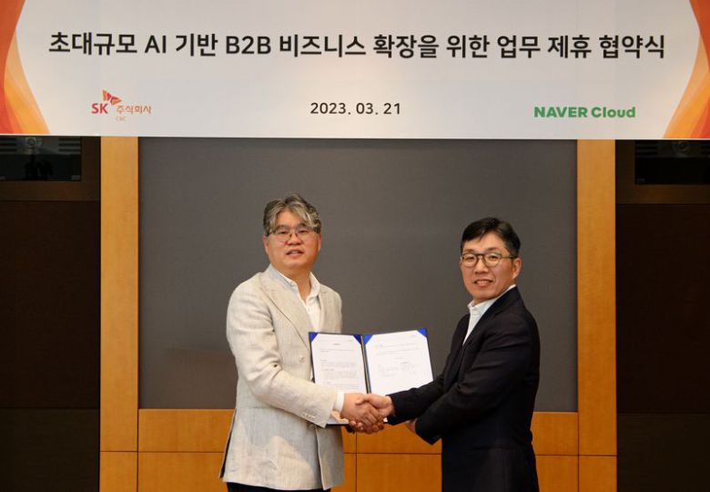 SK(주) C&C 윤풍영 사장(왼쪽)과 네이버클라우드 김유원 대표가 21일 경기 분당구 SK-u타워에서 ‘초대규모 AI기반 B2B 사업 확장 협력 협약식(MOU)’을 진행한 뒤, 기념 촬영을 하고 있다. SK C&C 제공