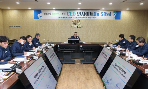 CEO 인사이트(In Site) 현장 경영을 강조하는 황주호 한국수력원자력 사장이 20일 새울원자력본부를 찾아 직원들과 소통하며 발전소 운전 상태와 새울3호기 시운전 등을 점검했다. /사진=새울원자력본부 제공