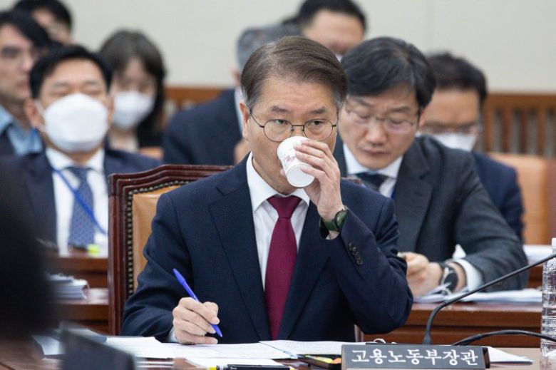 (서울=뉴스1) 유승관 기자 = 이정식 고용노동부 장관이 21일 국회에서 열린 제404회 국회(임시회) 환경노동위원회 제1차 전체회의에서 물을 마시고 있다.
