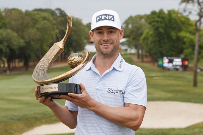 발스파 챔피언십서 우승한 'PGA 2년차' 테일러 무어 (팜하버 로이터·USA TODAY=연합뉴스) 테일러 무어(미국)가 19일(현지시간) 미국 플로리다주 팜하버의 이니스브룩 리조트 코퍼헤드 코스(파71)에서 열린 미국프로골프(PGA) 투어 발스파 챔피언십에서 우승한 뒤 트로피를 들고 포즈를 취하고 있다. PGA투어 2년 차인 무어는 이날 열린 최종 라운드에서 4언더파 67타를 쳐 합계 10언더파 274타로 생애 첫 우승을 했다. 2023.03.20 ddy04002@yna.co.kr (끝)