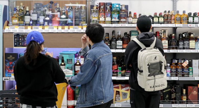 (기사와 관련 없는 사진) 마트를 찾은 시민들이 주류 진열대에서 술을 고르고 있다. 뉴스1