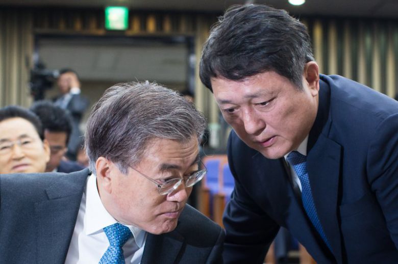 문재인 전 대통령과 최재성 전 청와대 정무수석. 사진은 문 전 대통령이 새정치민주연합 대표 시절인 2015년 11월 당무위 도중 최재성 당시 총무본부장과 대화하던 모습. ⓒ 뉴스1 DB /사진=뉴스1