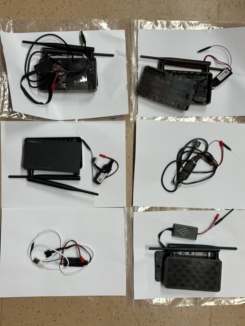 서울, 인천 일대 모텔 등 숙박업소를 돌며 손님으로 가장해 객실에 몰래 카메라(몰카)를 설치해 투숙객 수백명을 불법 촬영한 30대 남성 A씨가 경찰에 붙잡혔다. 사진은 A씨가 모텔 등에 설치한 몰래카메라(인천남동경찰서 제공)2023.2.27/뉴스1 ⓒ News1 박아론 기자 /사진=뉴스1