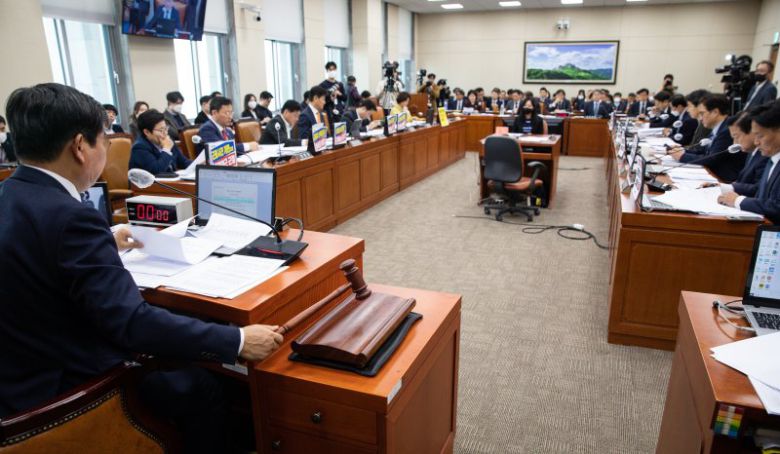 전해철 국회 환경노동위원장이 21일 서울 여의도 국회에서 열린 제404회 국회(임시회) 환경노동위원회 제1차 전체회의에서 의사봉을 두드리고 있다. 사진=뉴스1화상