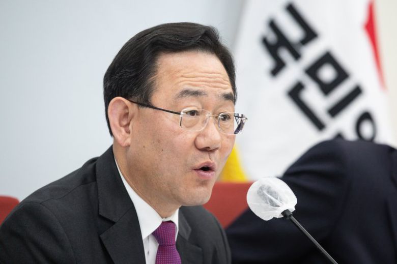 (서울=뉴스1) 유승관 기자 = 주호영 국민의힘 원내대표가 23일 서울 여의도 국회에서 기자간담회를 열고 헌법재판소의 '검수완박'(검찰 수사권 완전 박탈)법 관련 권한쟁의심판 선고에 대한 입장을 밝히고 있다. 헌법재판소는 이날 법무부와 검찰이 국회를 상대로 낸 권한쟁의심판 선고기일을 열고 재판관 5대4 의견으로 '각하' 결정을 내렸다. 2023.3.23/뉴스1 /사진=뉴스1화상