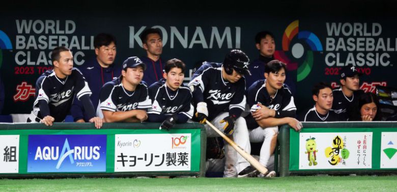 [도쿄=뉴시스] 김선웅 기자 = 10일 일본 도쿄돔에서 열린 월드 베이스볼 클래식(WBC) 2023 B조 일본과 대한민국의 경기, 대표팀 선수들이 4:13으로 뒤지고 있는 상황, 덕아웃에서 심각한 표정으로 경기를 지켜보고 있다. 2023.03.10. mangusta@newsis.com /사진=뉴시스