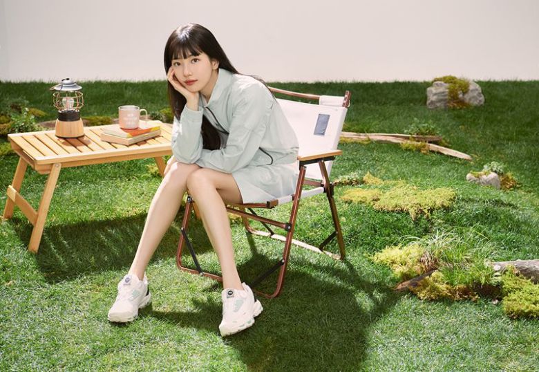 K2는 모델 수지가 신제품 하이킹화 '플라이하이크 퓨어'를 신고 있다. K2 제공.