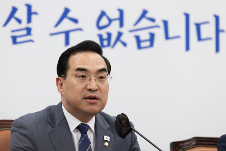 박홍근 더불어민주당 원내대표가 23일 오후 서울 여의도 국회에서 헌법재판소의 '검수완박'(검찰 수사권 완전 박탈) 법안에 대한 권한쟁의심판 선고에 대한 입장을 말하고 있다. 헌법재판소는 이날 법무보와 검찰이 국회를 상대로 낸 권한쟁의심판 선고기일을 열고 재판관 5대4 의견으로 '각하' 결정을 내렸다. 2023.3.23/뉴스1 ⓒ News1 이재명 기자 /사진=뉴스1