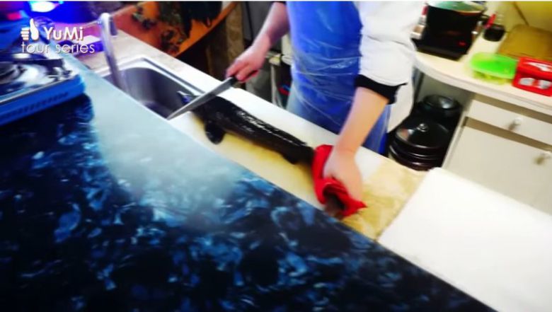 북한 유튜버 유미가 공개한 대동강수산물식당 모습. 요리사가 철갑상어를 손질하고 있다. (출처=유튜브 Olivia Natasha- YuMi Space DPRK daily) /사진=뉴스1