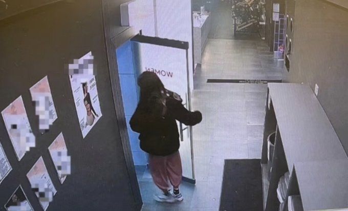 30대 남성이 여의도의 한 헬스장 여성 탈의실에 여장을 한 채 들어가고 있다. /사진=온라인 커뮤니티 캡처