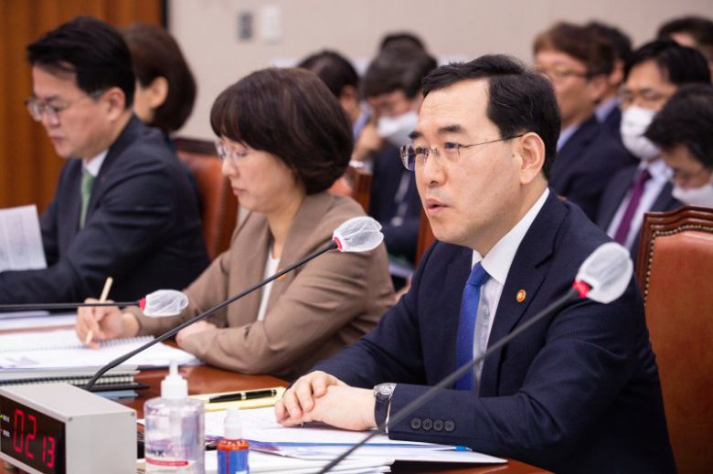 이창양 산업통상자원부 장관이 23일 서울 여의도 국회에서 열린 제404회 국회(임시회) 산업통상자원중소벤처기업위원회 제2차 전체회의에서 의원 질의에 답하고 있다. 사진=뉴스1화상