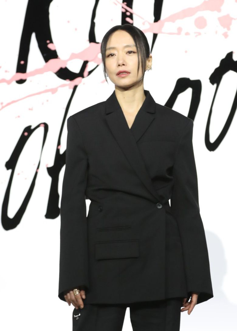 배우 전도연이 21일 서울 강남구 그랜드 인터컨티넨탈 서울 파르나스에서 진행된 넷플릭스 오리지널 영화 '길복순'(감독 변성현) 제작보고회에서 포즈를 취하고 있다. '길복순'은 청부살인 업계의 전설적인 킬러 길복순(전도연 분)이 회사와 재계약 직전, 죽거나 또는 죽이거나, 피할 수 없는 대결에 휘말리게 되는 이야기를 그린 작품이다. 2023.3.21/뉴스1 ⓒ News1 권현진 기자 /사진=뉴스1