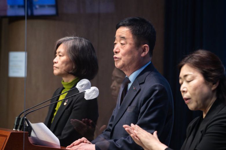 강득구 더불어민주당 정순신 검사특권 진상조사단장이 27일 국회에서 기자회견을 열고 반포고 방문 결과를 밝히고 있다. 왼쪽은 강민정 의원. 진상조사단은 지난 지난 24일 반포고를 방문해 학폭 기록 삭제 절차와 판단 근거 등에 대해 확인하고 간담회를 가졌다. 뉴스1