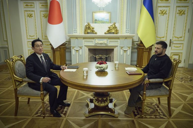 [키이우=AP/뉴시스] 우크라이나를 방문한 기시다 후미오(왼쪽) 일본 총리가 지난 21일(현지시간) 키이우에서 볼로디미르 젤렌스키 우크라이나 대통령을 만나고 있다. 2023.03.24. /사진=뉴시스